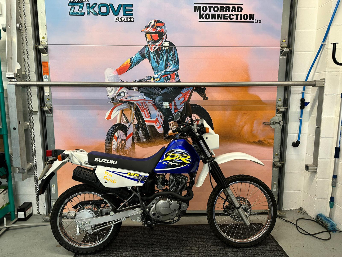 DR 125 Dual Sport (124cc) 2001