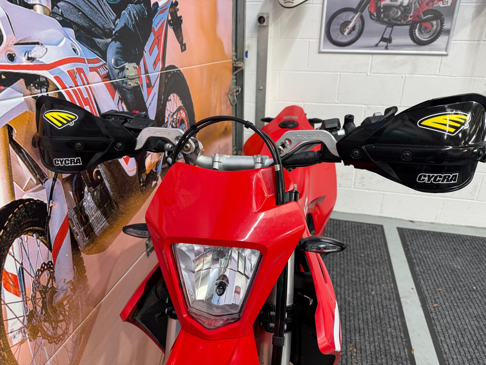 ES 700 Enduro (692cc) 2024