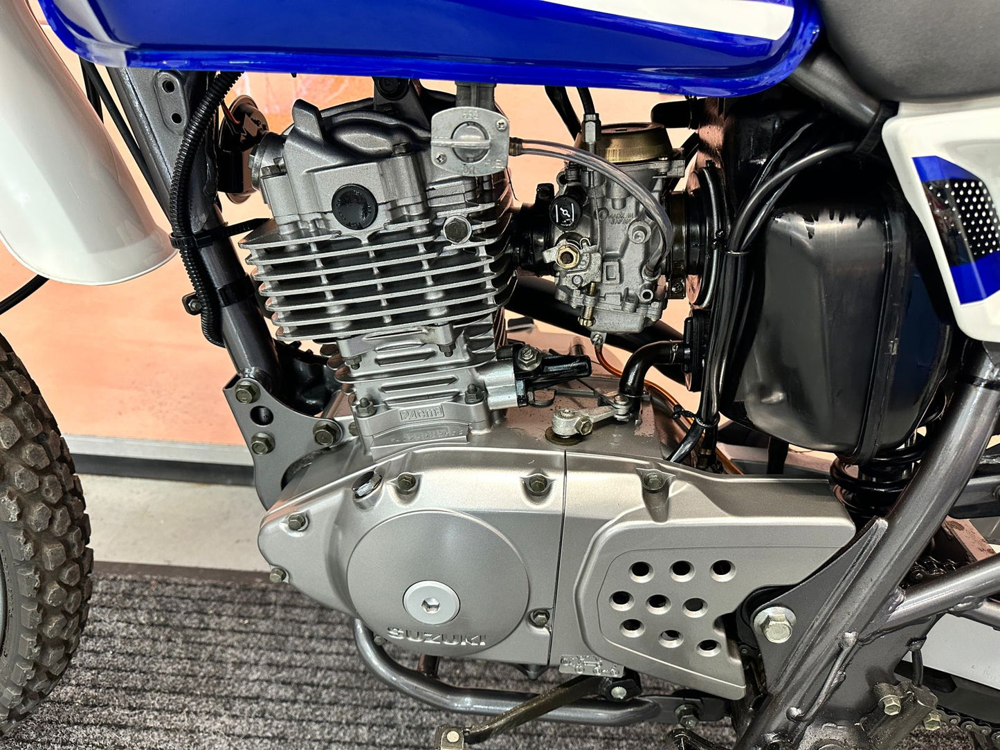 DR 125 Dual Sport (124cc) 2001