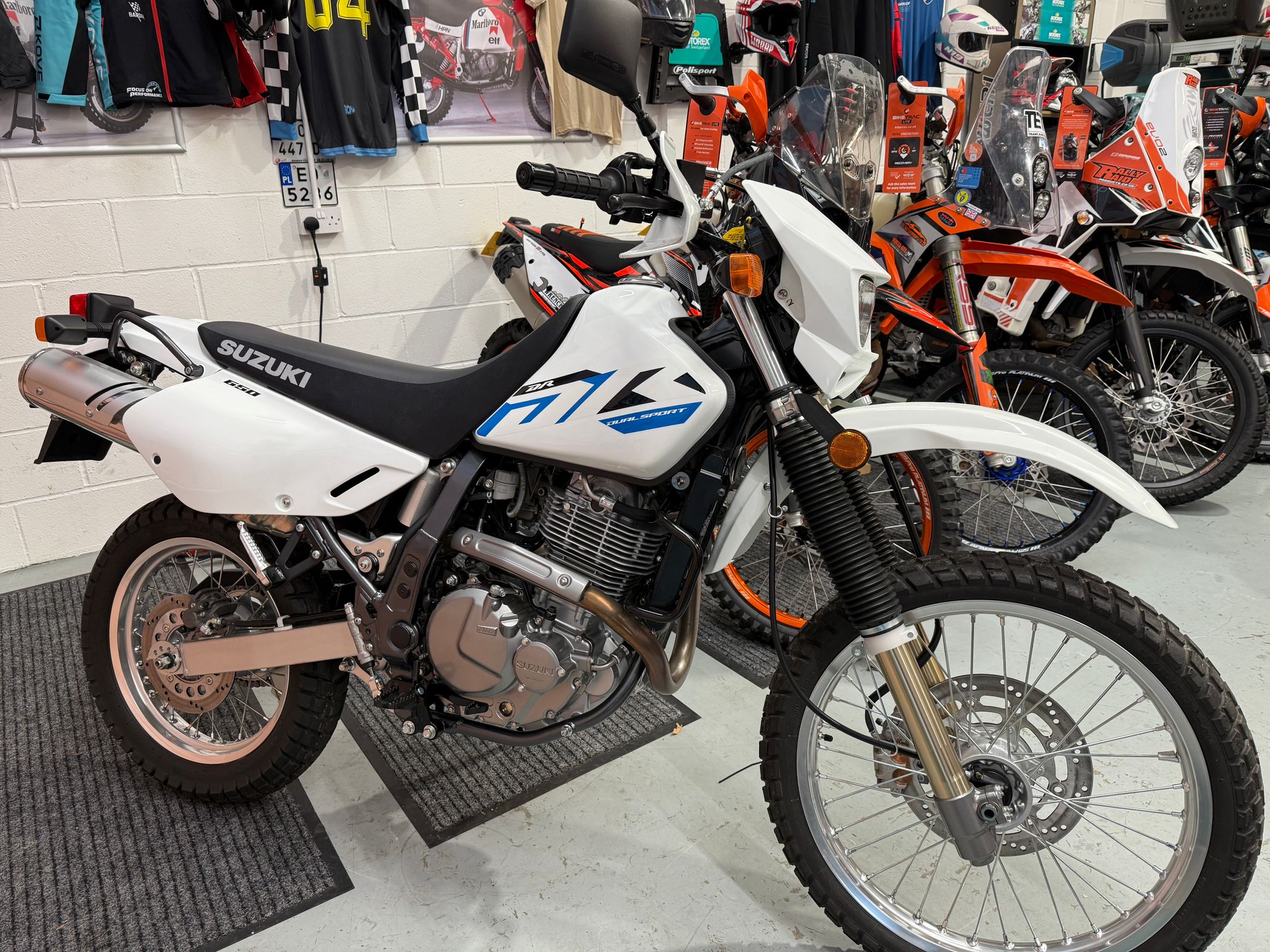 DR 650 Dual Sport (644cc) 2025