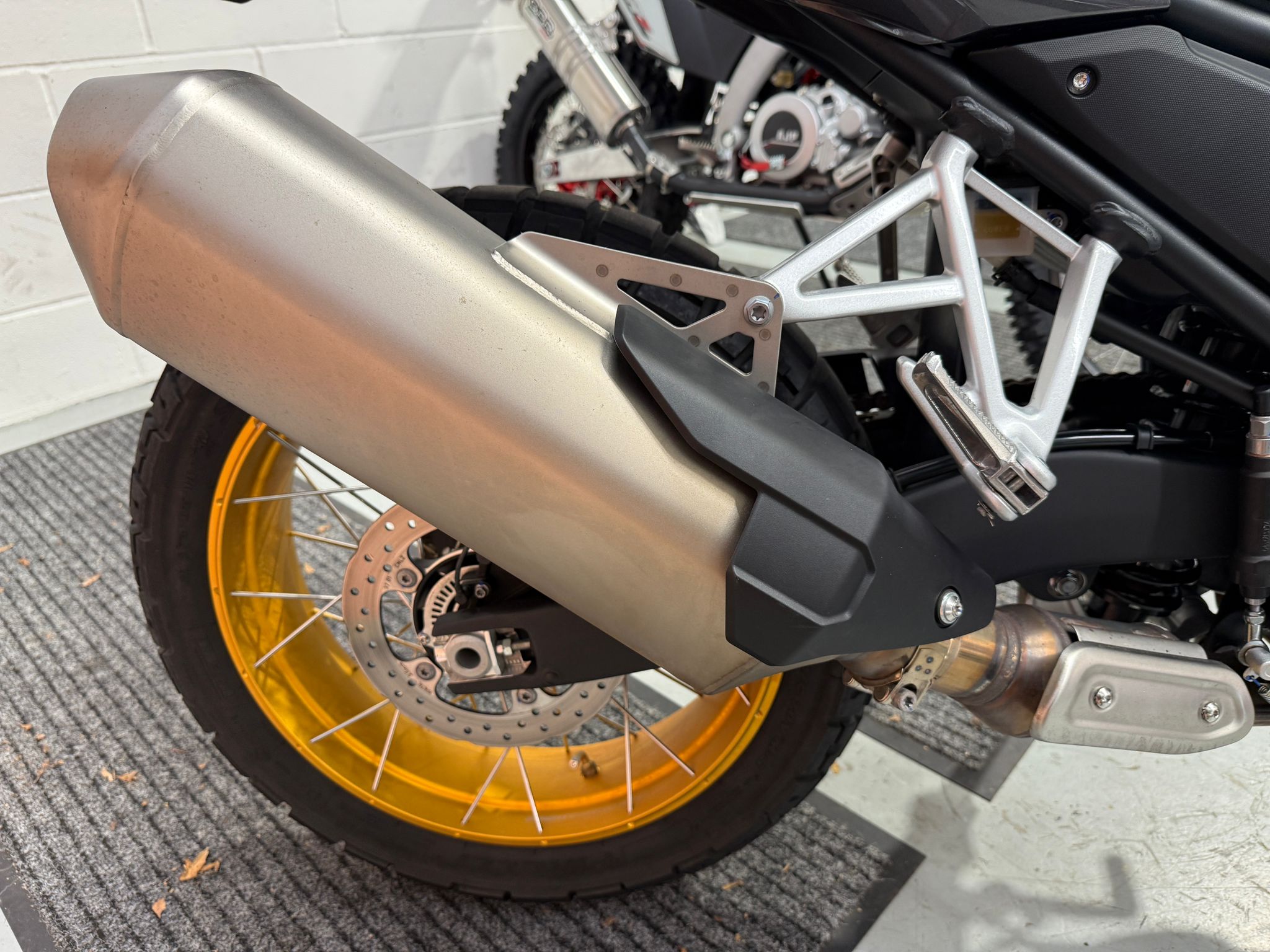 800 X Pro Lightweight (799cc) 2024